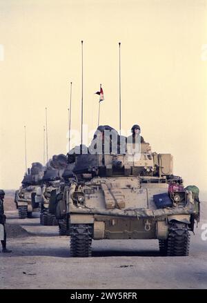 Prima guerra del Golfo: 26 marzo 1991 Una colonna di U. Veicoli da combattimento Bradley dell'esercito americano a soli 8 km a sud di Nasiriyah, nel sud dell'Iraq. Foto Stock