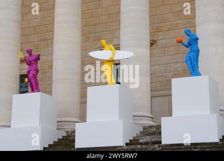 LE SCULTURE DI VENERE DI MILO CHE INCARNANO LO SPIRITO OLIMPICO ADORNANO PARIGI Foto Stock