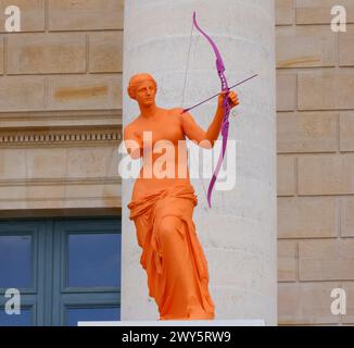 LE SCULTURE DI VENERE DI MILO CHE INCARNANO LO SPIRITO OLIMPICO ADORNANO PARIGI Foto Stock