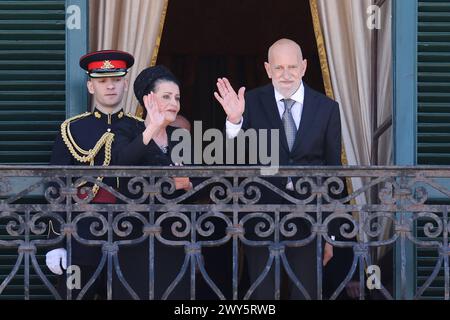 Myriam Spiteri Debono L, presidente eletto di Malta, e suo marito Anthony Spiteri Debono R, appaiono sul balcone del Palazzo dei Gran Maestri dopo aver prestato giuramento a la Valletta, Malta, il 4 aprile 2023. Spiteri Debono ha prestato giuramento come presidente dopo essere stata nominata all'unanimità da una risoluzione della camera dei rappresentanti maltese per un mandato di cinque anni. Myriam Spiteri Debono giurò come nuovo presidente maltese Foto Stock