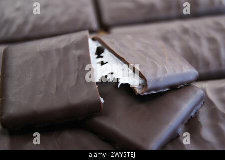 Primo piano di caramelle al cioccolato rotte con ripieno bianco Foto Stock