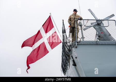 La fregata Iver Huitfeldt arriva al porto base presso la stazione navale di Korsoer giovedì 4 aprile 2024. Dal febbraio 2024, la fregata danese Iver Huitfeldt è stata schierata nel Mar Rosso come parte della coalizione internazionale operazione Prosperity Guardian. Il compito della coalizione è proteggere le navi civili dagli attacchi del movimento Houthi nello Yemen. (Foto: IDA Marie Odgaard/Ritzau Scanpix) Foto Stock