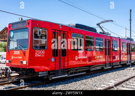 Un tram MendoTran che arriva alla stazione di Mendoza, provincia di Mendoza, Argentina. Foto Stock