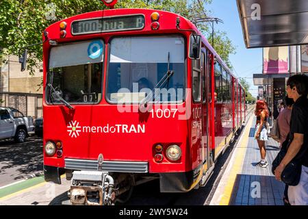 Un tram MendoTran che arriva alla stazione di Mendoza, provincia di Mendoza, Argentina. Foto Stock