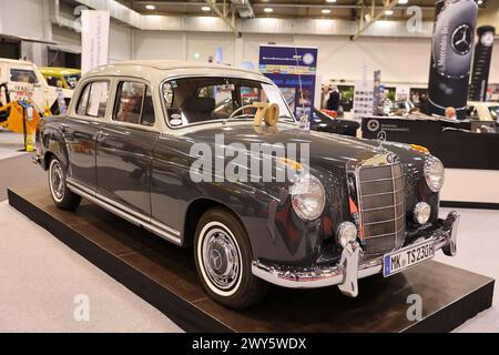 Essen Weltmesse fuer Oldtimer und Classic- & Prestige-Automobile, Motorsport, Motorraeder, Ersatzteile, Restaurierung, techno-classica Essen, 3. 7. Aprile 2024 Oldtimer Mercedes-Benz 230 Weltmesse fuer Oldtimer und Classic- & Prestige-Automobile, Motorsport, Motorraeder, Ersatzteile, Restaurierung, techno-classica Essen, 3. 7. Aprile 2024 *** Fiera mondiale di Essen per le automobili Oldtimer e Classic Prestige, Motorsports, motociclette, ricambi, restauro, Techno classica Essen, 3 7 aprile 2024 Oldtimer Mercedes Benz 230 Fiera Mondiale per Oldtimer e Classic Prestige Automobiles, Motorsports, Moto Foto Stock