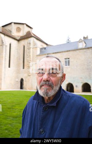 Ritratto dell'artista Gerard Traquandi, nel cortile dell'Abbazia. Visita della Sig.ra Rachida DATI, Ministro della Cultura. Foto di Patricia Huchot-Boissier Foto Stock