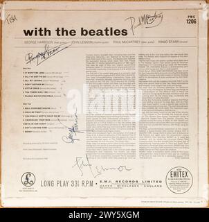 Autografi falsi. Con la copertina dell'LP dei Beatles "firmata" da tutti e quattro i Beatles nel 1964. Tutte le firme sono false. Londra, Inghilterra Regno Unito 21 agosto 2016. HOMER SYKES immagine 2 di 5 Foto Stock