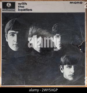 Firme false sul retro di questo LP. Con la copertina dell'LP dei Beatles "firmata" da tutti e quattro i Beatles nel 1964. Tutte le firme sono false. Londra, Inghilterra Regno Unito 21 agosto 2016. HOMER SYKES immagine 1 di 5 Foto Stock