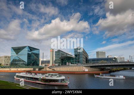 Der Berliner Hauptbahnhof a Berlino-Tiergarten. Collega vom Hauptbahnhof das City Cube, ein würfelförmiges Bürogebäude auf dem Washingtonplatz. Im Vordergrund die Spree mit Fahrgastschiffen. *** Stazione centrale di Berlino Tiergarten a sinistra della stazione centrale si trova il City Cube, un edificio di uffici a forma di cubo su Washingtonplatz in primo piano si trova il fiume Sprea con le barche passeggeri Foto Stock