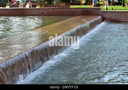 L'immagine mostra come l'acqua fluisce da una piscina all'altra. Foto Stock