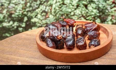 primo piano, frutta secca dolce di palma da dattero o kurma, cibo ramadan Foto Stock