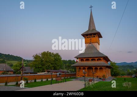 Tramonto di una nuova chiesa in legno a Breb, Romania Foto Stock