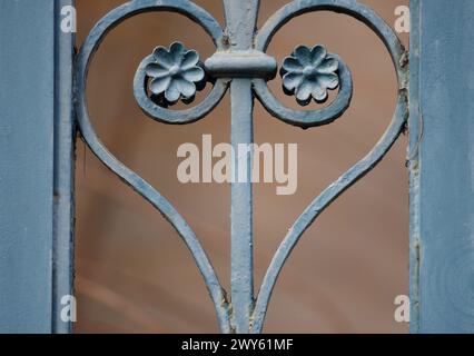 Antico cancello d'ingresso personalizzato in ferro battuto blu chiaro a Bergheim, Alsazia, Francia. Foto Stock