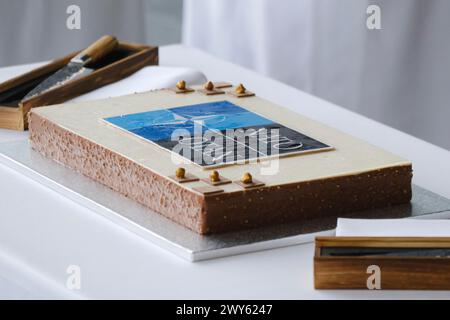 Bruxelles, Belgio. 4 aprile 2024. Una torta di compleanno durante una cerimonia per celebrare il 75 ° anniversario della NATO presso la sede della NATO a Bruxelles, in Belgio, il 4 aprile 2024. Crediti: ALEXANDROS MICHAILIDIS/Alamy Live News Foto Stock