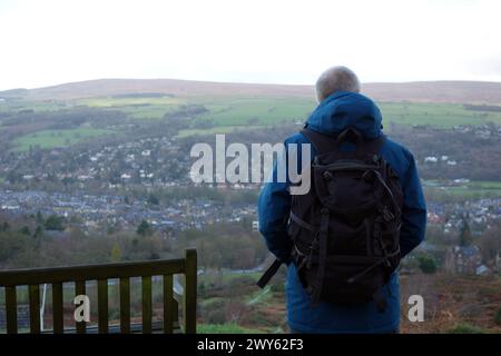 Man (escursionista) in piedi accanto a Bench vicino a White Wells Old Victorian Spa & Bath House sulla Dales Highway sopra Ilkley nello Yorkshire Dales National Park. Foto Stock