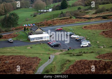 Caffetteria e parcheggio da Cow & Calf Rocks sul percorso di collegamento Ebor Way/Dales Way sopra Ilkley nello Yorkshire Dales National Park. Foto Stock