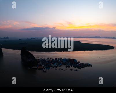 Vista aerea dell'isola di Panyee a Phang Nga, Thailandia, vista dall'alto del villaggio galleggiante, isola del villaggio di pescatori di Koh Panyee a Phang Nga, Thailandia Foto Stock
