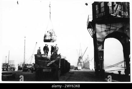 PORTO DI ANVERSA IN PIENO SVOLGIMENTO - come vengono prelevati i rifornimenti dalle navi. , British Army, 21st Army Group Foto Stock