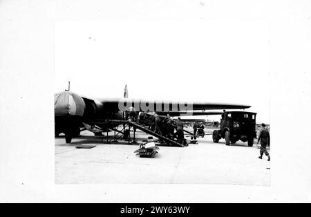 PREPARATIVI PARACADUTISTI PER L'INVASIONE - Glider sono caricati dalle forze aviotrasportate. Jeep e cannoni anticarro da 6 libbre vengono trasportati sulla rampa di carico. , British Army, 6th Airborne Division Foto Stock