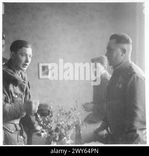 Le truppe britanniche si collegano con le forze russe, con il generale russo che parla con un paracadutista durante le operazioni. Foto Stock