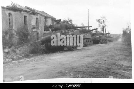 L'ATTACCO A CAEN - i carri Sherman si schierarono in posizione con i loro cannoni pronti a la Bivude, vicino e a nord di Caen. , British Army, 21st Army Group Foto Stock