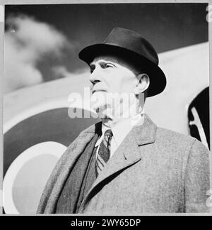 CONTE SFORZA IN INGHILTERRA : in VIAGGIO PER L'ITALIA - per la storia vedi CH.11378 Picture (pubblicato nel 1943) mostra - il conte Sforza fotografato subito dopo il suo arrivo in aereo in Gran Bretagna. , Royal Air Force Foto Stock