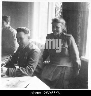 Le truppe britanniche si uniscono alle forze russe, con un generale russo raffigurato accanto a una ragazza dell'Armata Rossa durante l'incontro. Foto Stock
