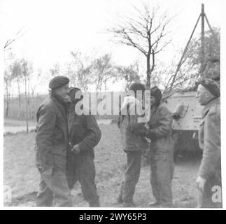 I British Royal Engineers Paratroopers si collegano con il personale russo di carri armati durante le operazioni congiunte. Foto Stock
