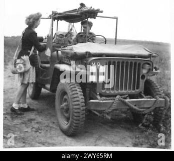 UFFICIALE MEDICO DELL'ESERCITO AGISCE COME MEDICO DEL VILLAGGIO QUANDO è fuori SERVIZIO - dopo una pausa per il cibo il MO e il suo interprete mettono il kit medico nella Jeep e si preparano per ulteriori visite agli abitanti del villaggio. , British Army, 21st Army Group Foto Stock