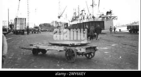 PORTO DI ANVERSA IN PIENO SVOLGIMENTO - la roba da dare alle truppe.... E anche Jerry, -- fuori va. , British Army, 21st Army Group Foto Stock