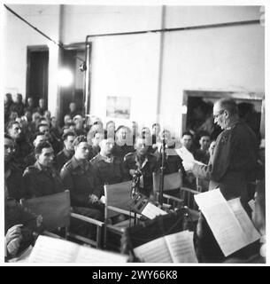 Il feldmaresciallo Montgomery partecipa a un servizio di canto con le sue truppe sul fronte occidentale, consegnando il suo messaggio di Natale, registrato dalla BBC, British Army, 21st Army Group. Foto Stock