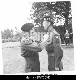 IL FELDMARESCIALLO MONTGOMERY DECORA LE TRUPPE CANADESI DOPO IL SUO INCIDENTE AEREO il C-in-C presentando medaglie - M. M. - 932330 Bombadier J.Scott, 79 Med.Regt.RA Armadale Street, Dennistoun, Glasgow, British Army, 21st Army Group Foto Stock