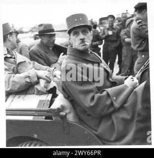 IL GENERALE DE GAULLE ATTERRA IN FRANCIA - il generale de Gaulle fotografato in jeep. , British Army, 21st Army Group Foto Stock