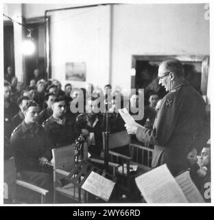 Il feldmaresciallo Montgomery partecipa ad un servizio di canto con le sue truppe sul fronte occidentale, consegnando un messaggio di Natale registrato al British Army, 21st Army Group. Foto Stock
