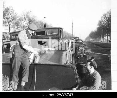 COME ALCUNE TRUPPE BRITANNICHE VIVONO IN OLANDA - SPR. Selby di Bushley, Glos. lavare i vestiti a bordo della nave. , British Army, 21st Army Group Foto Stock