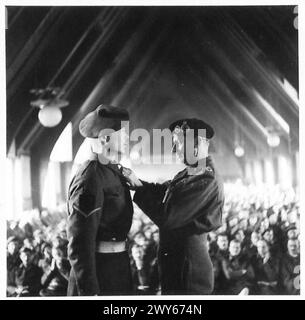 51 HIGHLAND DIVISION INVESTITURE - L/CPL. S.H. Matchwick, 5 Seaforths, riceve il MM. 5339500 , British Army, 21st Army Group Foto Stock