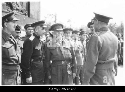 Il tenente generale Sir Ronald Wekks dell'esercito britannico parla con il maggiore generale Barinoff, capo di stato maggiore del distretto russo di Berlino, durante la cerimonia di rottura della bandiera a Berlino che coinvolge la 7a divisione corazzata, parte del 21st Army Group britannico. Foto Stock