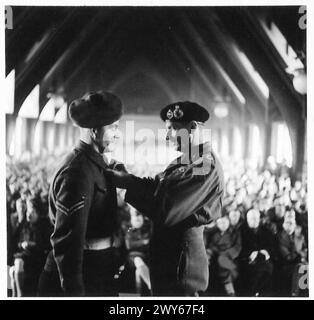 51 HIGHLAND DIVISION INVESTITURE - Cpl. C. Taylor, 1 BW, riceve il MM 2760847 , British Army, 21st Army Group Foto Stock