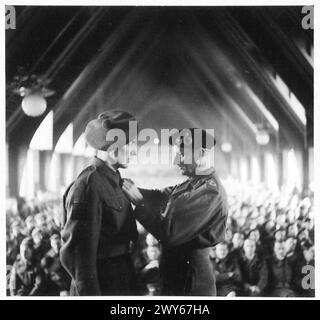 51 HIGHLAND DIVISION INVESTITURE - Pte. P. Davidson, 5 Seaforths, riceve il MM. 2824504 , British Army, 21st Army Group Foto Stock