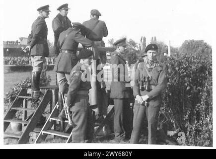 8TH ARMORED BRIGADE HORSE SHOW - The Judges - da sinistra a destra - Brigadiere E. Prior-Palmer, 8th Armoured Bde. Maggiore T.S. Chutter, Capitain R.G. Whitcombe e maggiore A.A.K. Rugge-Price. , British Army of the Rhine Foto Stock