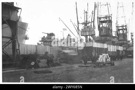 PORTO DI ANVERSA IN PIENO SVOLGIMENTO -- negozi, pistole, navi, camion, gru faranno la loro parte. , British Army, 21st Army Group Foto Stock