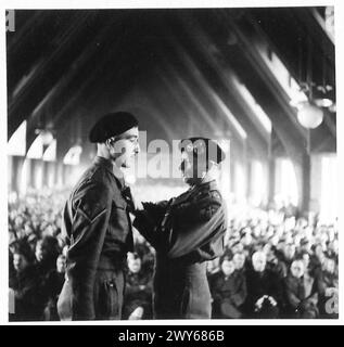 51 HIGHLAND DIVISION INVESTITURE - L/CPL. F. Ball, 2 Derby Yeo, riceve la MM 7893059 , British Army, 21st Army Group Foto Stock