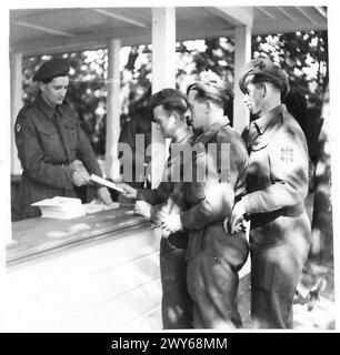 8TH ARMORED BRIGADE HORSE SHOW - Gunner I.L. Geoffrey fornisce programmi per - da sinistra a destra - Private J. Welsh [Edimburgo] Private R. Ryan [Glasgow] caporale J. Powell [Oldbury, staffs.] , British Army of the Rhine Foto Stock