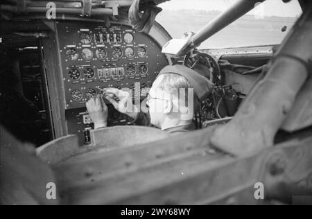 OTTIMO LAVORO DI BASE RAF CHE MANTIENE I BOMBARDIERI HALIFAX SUL LAVORO, il PANNELLO DEGLI INGEGNERI VIENE CONTROLLATO - il pannello DEGLI ingegneri viene controllato. , Foto Stock