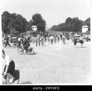 SCENE A PARIGI - parigini in bicicletta fino all'Arco di Trionfo per partecipare alle celebrazioni. , British Army, 21st Army Group Foto Stock