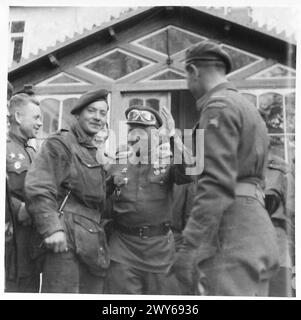 Le truppe britanniche si uniscono alle forze russe, mostrando un generale russo con il personale dell'Armata Rossa e il gruppo del tenente Insole durante le operazioni del 21st Army Group. Foto Stock