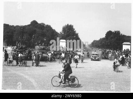 SCENE A PARIGI - parigini in bicicletta fino all'Arco di Trionfo per partecipare alle celebrazioni. , British Army, 21st Army Group Foto Stock