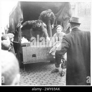 IL PREZZO DELLA VITTORIA - fuori dal 88th British General Hospital. Una bomba a V è caduta e i casultati civili arrivano osservati da folle ansiose. , British Army, 21st Army Group Foto Stock