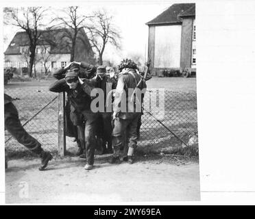 LE TRUPPE AVIOTRASPORTATE SBARCANO AD EST DEL RENO - prigionieri radunati a Hamminkeln, British Army, 21st Army Group Foto Stock