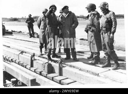 Il feldmaresciallo Montgomery, il generale Ridgway e gli ufficiali di ingegneri attraversarono il fiume Elba a Blechede attraverso un ponte costruito dagli ingegneri dell'esercito britannico del 21st Army Group. Foto Stock